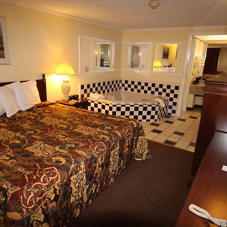 Rodeway Inn & Suites Saginaw Ruang foto